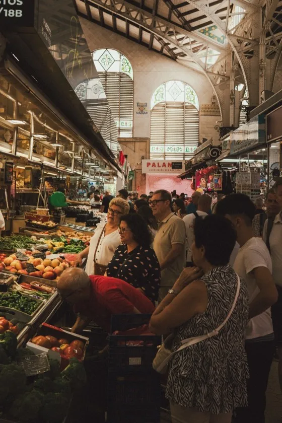 A valenciai Mercado Central csarnoka a zöldségespultokkal
